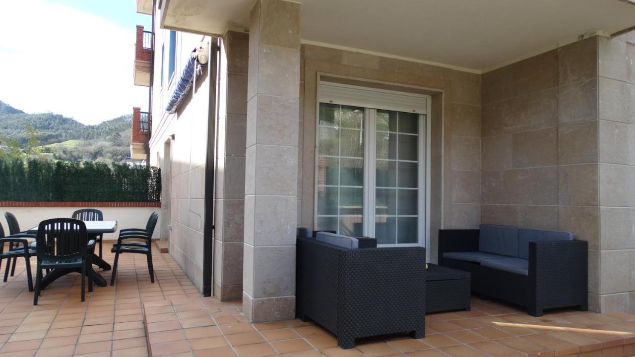 Con Terraza Y Jardín En Bakio